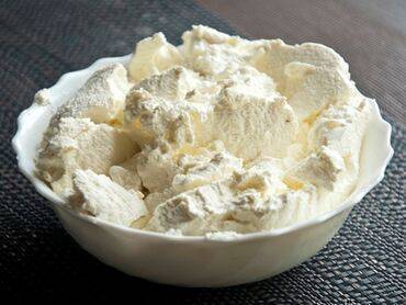 сүт, 
кол сүзмө,
 сары май,
 үй жумуртка  сатылат