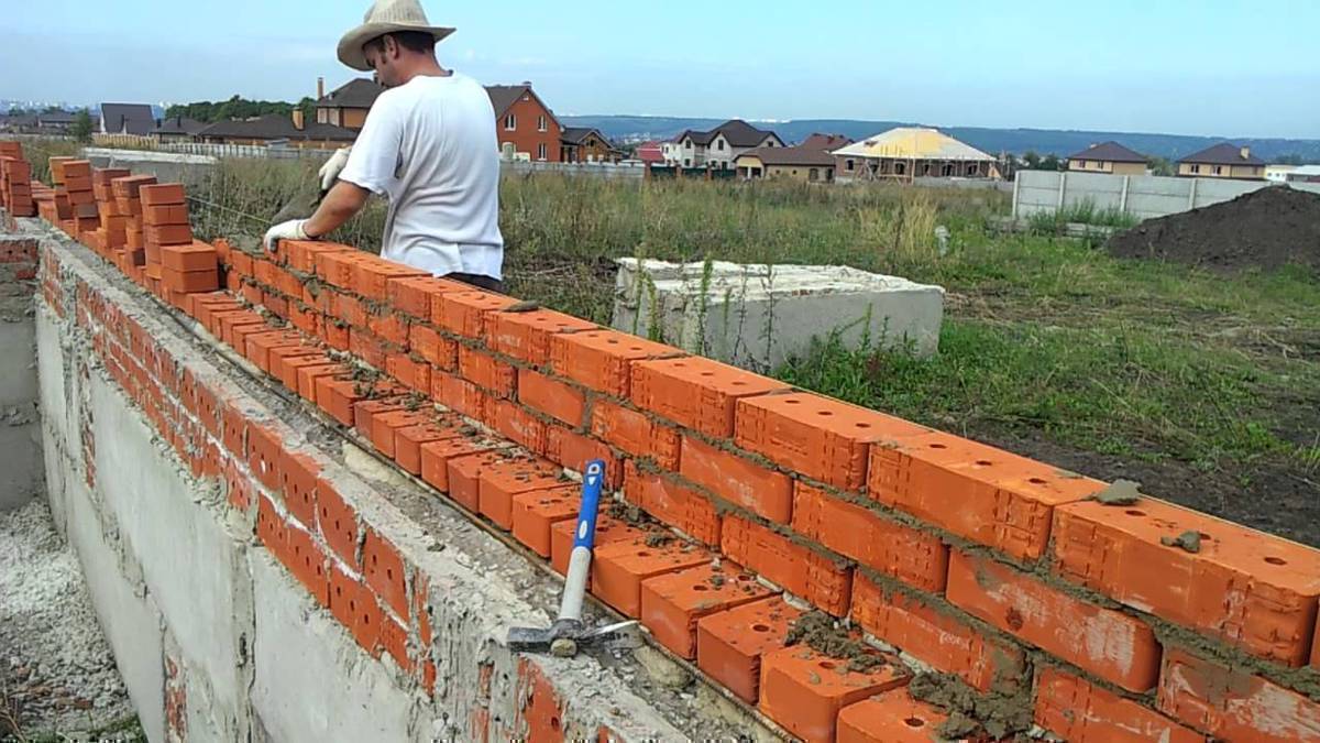 Фундамент куйганга анан
Кирпич койгонго уста керек