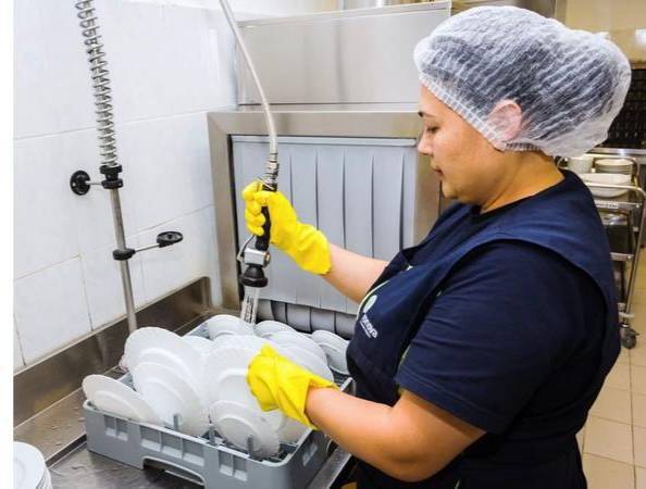 Срочно!!! Oфициантка кыз келиндер керек посуда мойкага дагы иш алабелде и базар жакта акчасы кунуно төлөнөт