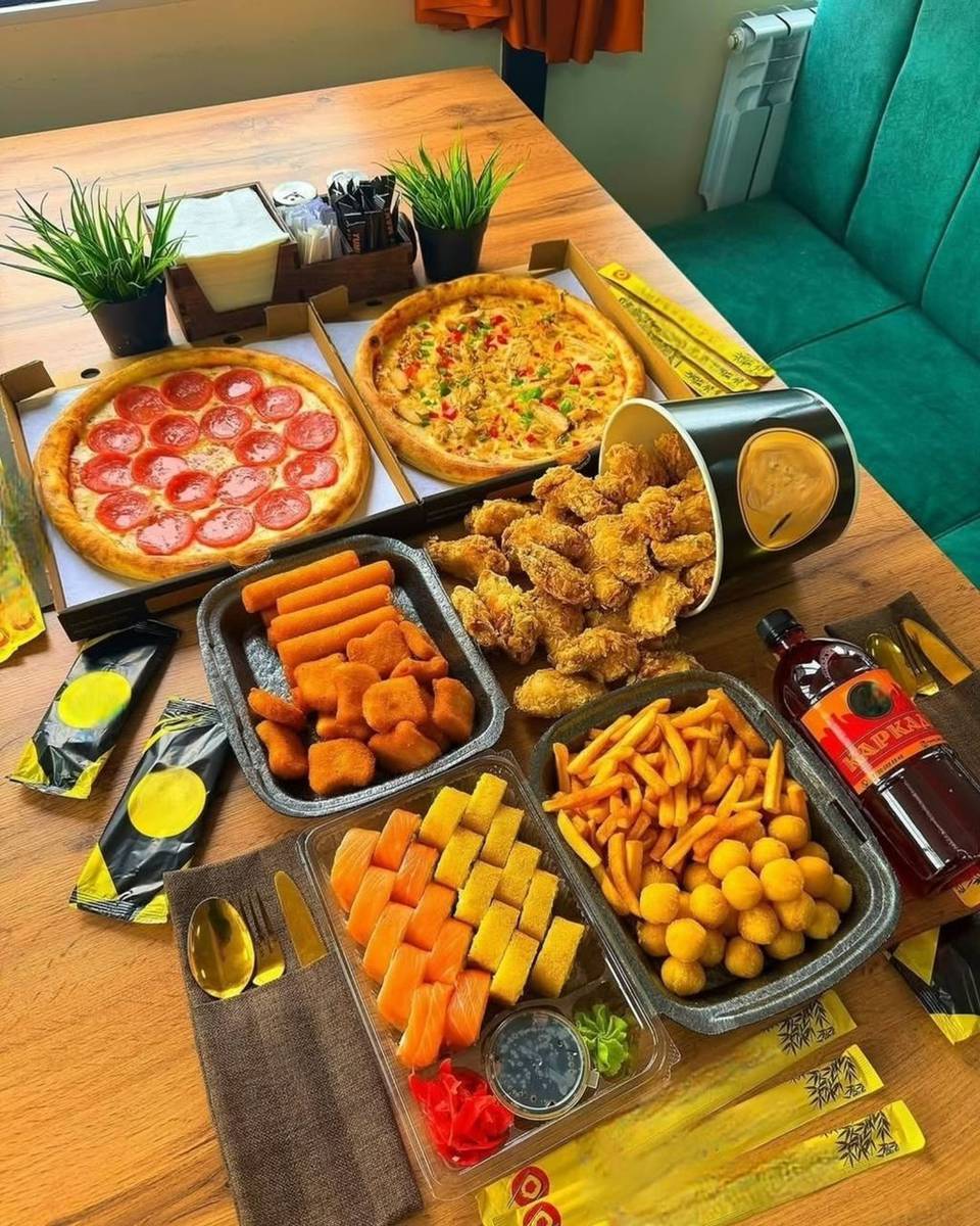 «Гурман»тез-татымына кош келиниздер!!!Бизде суши роллдордун турлору,жана гамбургер🍔,шаурма 🌯, наггетцы, корндог, крылышки бар!!!Келип даам татып кетиниздер!!!А.Суйоркулов 48!!!доставка 0707485794