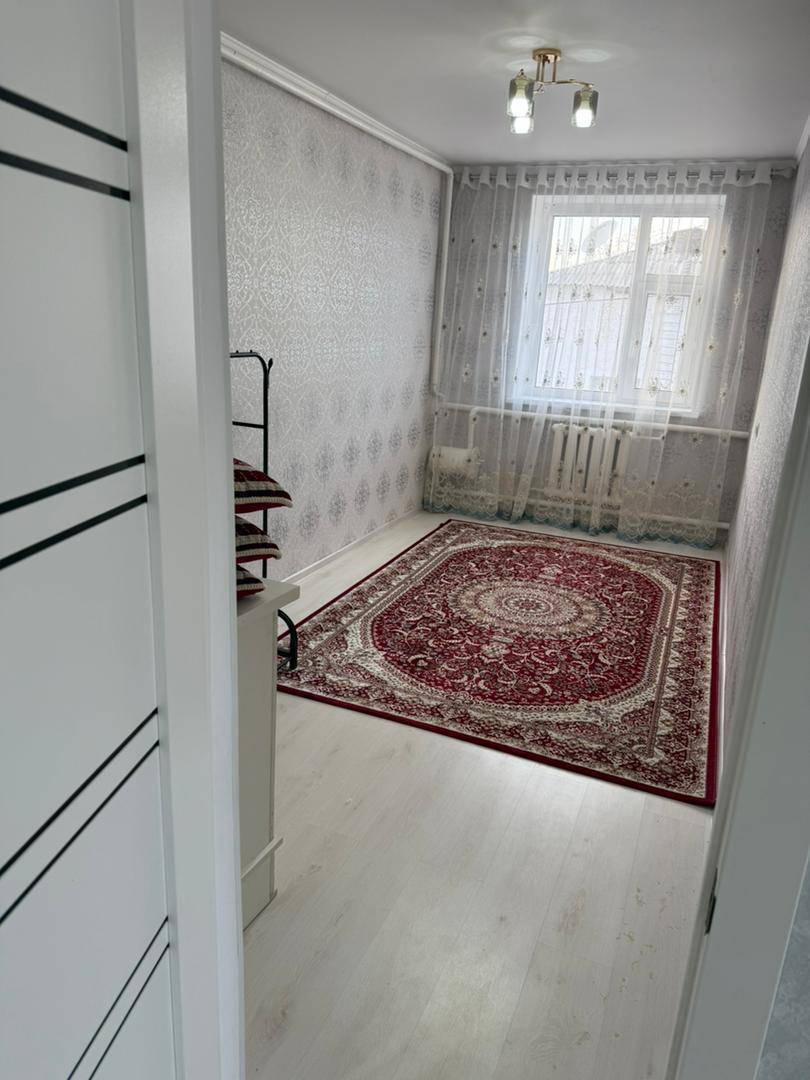 Трассадан Жанбайега магазиндин артынан эки комната квартира сатылат жаңы эвро ремонт ичи таза бүт условиясы бар ыссык суу муздак суу бар душ туалети болкону да бар Документи таза сразу аформить этип беребиз срочно баасы 2 млн 650 миң сом тел 0703060695