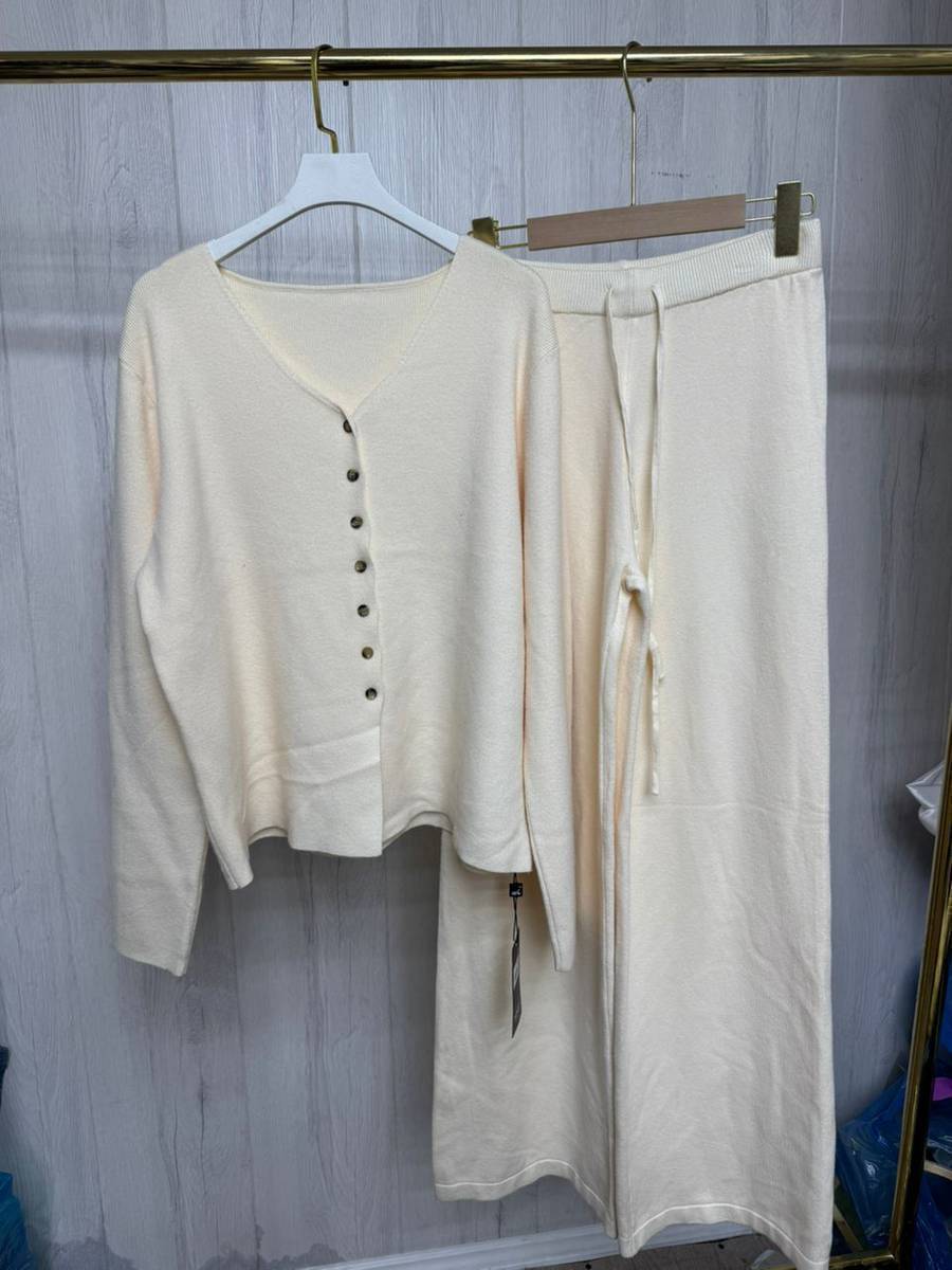 Саламатсыздарбы эжелер, кыздар бизде двойкалардын түрлөрү бар. баасы 1500 сом түлөп кетпейт, кепилдиги менен жана Оверсайз мадельдеги Лонгсливдерден бар, түстөрү да көп Токтогул Ичи салып жибере алабыз 0704602002 ушул номерге байланышып сүйлөшсөңүдөр болот !