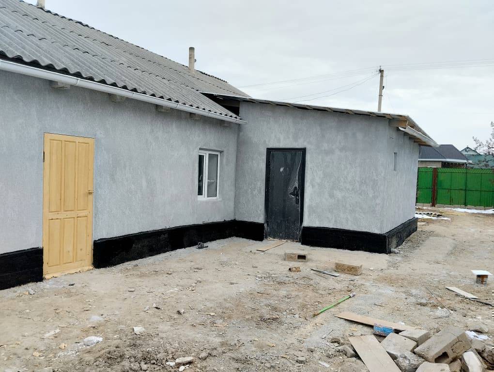 Центрден Халитов кочосунон жаңы евро ремонту менен там сатылат ичи пол, айланасы тозулган баардык шарты бар, аянты 7сотоктон ашат бак-дарактар бар кызыл китеби жайында, короосунан үйдүн ичинен суу чыгат полевой суудагы келет, баасы 4000,000 сом кеми болот 0505990625