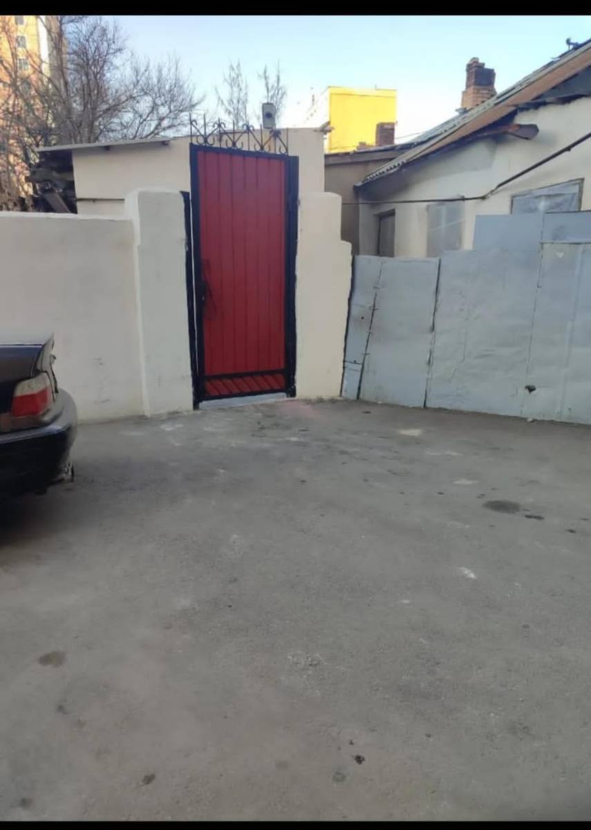 Срочно!Продаётся 3х квартира, барачного типа
г.Бишкек, Район БГУ, Айни/ пр Ч.Айтматова
Общ. площадь 61м², Красная книга

Электрическое отопление
Кирпич 1954 года постройки
Удобства на улице
3 комнаты + кухня
Канализация по участку центральная 
Газ проходит по участку
Квартира без ремонта
Цена 54700$
0705100823