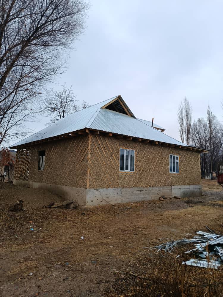 Срочно!!! Срочно!!! Там сатылат. 
Кара-Сууда жери 15 соток. Кызыл китеп бар.