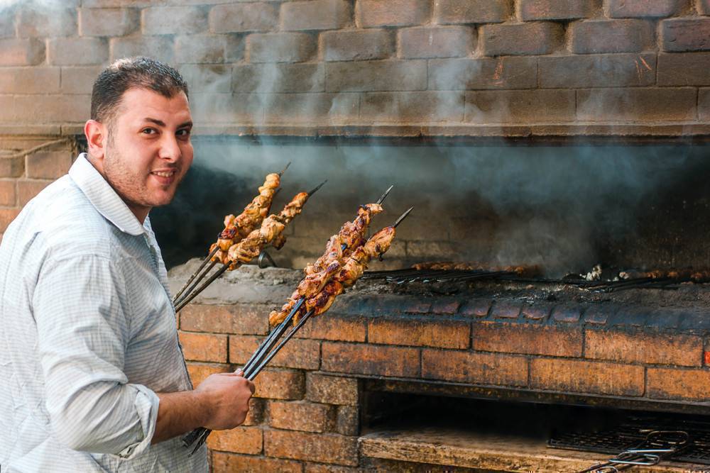 Шашлык жазаган бала керек.