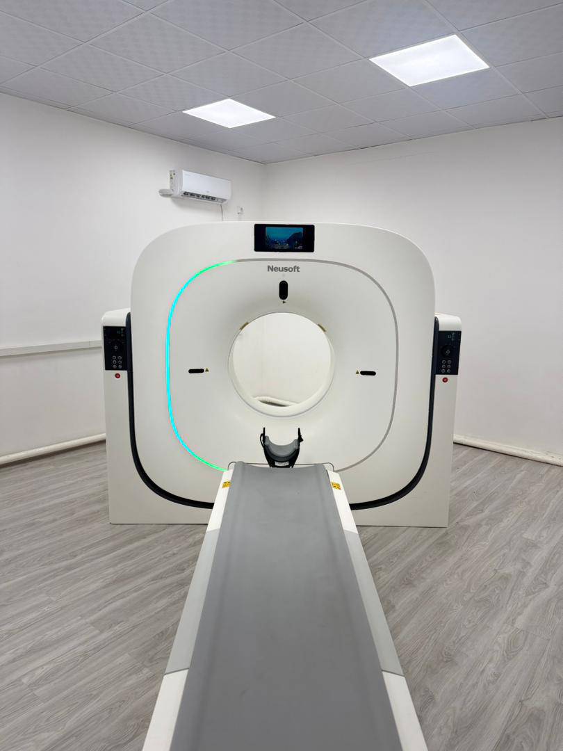 Компьютердик томография (КТ)
1. Баш ооруда КТ аныктайт:
	1.	Мээ кан куюлуусу
	2.	Инсульт (ишемиялык, геморрогиялык)
	3.	Мээ шишиктери
	4.	Баш мээ травмасынын кесепеттери
	5.	Мээнин шишиги (отёк)
	6.	Гидроцефалия
	7.	Мээ түзүлүшүнүн бузулушу
	8.	Параназалдык синустардын сезгениши (гайморит, фронтит)

2. Өпкө (опко) ооруларында КТ:
	1.	Пневмония
	2.	Туберкулёз
	3.	Өпкө шишиктери
	4.	COVID-19дан кийинки өзгөрүүлөр
	5.	Фиброз
	6.	Плеврит
	7.	Өпкө эмболиясы
	8.	Өпкө травмалары

3. Көз (орбита) ооруларында КТ:
	1.	Орбита шишиктери
	2.	Көз көңдөйүнүн травмалары
	3.	Орбита ичиндеги сезгенүү
	4.	Сөөк бузулуулар

4. Бел жана моюн (шея) ооруларында КТ:
	1.	Остеохондроз
	2.	Протрузия
	3.	Межпозвонковый грыжа
	4.	Спондилёз
	5.	Омуртка каналынын тарылышы
	6.	Травмалар

5. Тизе муунунда КТ аныктайт:
	1.	Артроздун бардык түрлөрү
	2.	Сөөк деформациясы
	3.	Муун беттеринин бузулушу
	4.	Жаракаттан кийинки өзгөрүүлөр

Так, ылдам жана ишенимдүү диагностика.

КТ — оорунун себебин так аныктайт.
0708424215