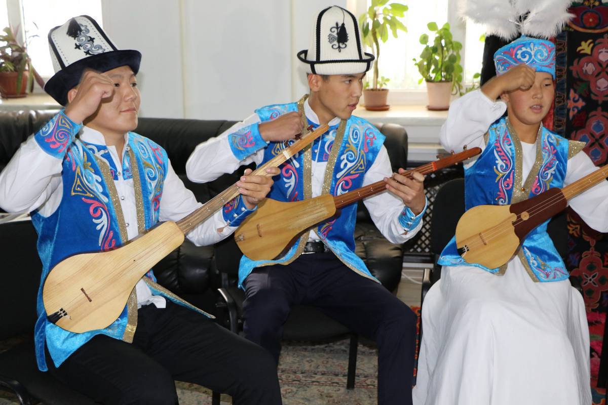 9 жаштан өйдө шык- жөндөмү, кызыгуусу бар окуучуларды комуз курсума кабыл аламын.