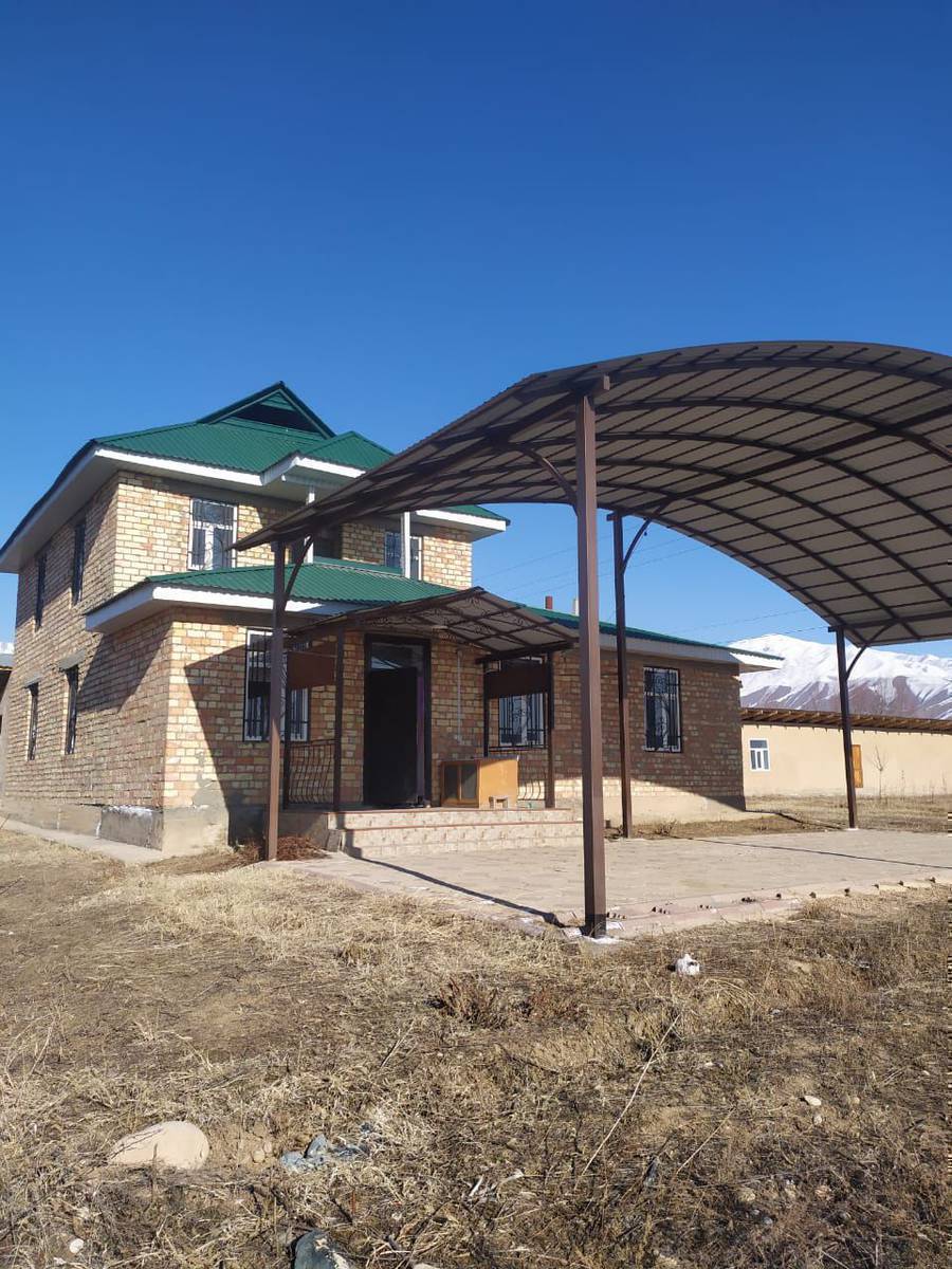 Арал айылынын , Терексууга  бурулушунун тушунан , кашаттын кырынан бышкан кирпичтен салынган , экиэтаж жаңы там сатылат . Ичиндеги мебельдери менен .Паровой отопление , таза суу киргизилген, душевой ,санузел ичинде . Агын суу кенен . Времянка, сарай, мончо, навестери , жалпы узундугу 90 метр . Айлянасы толук пескоблок менен тозулган . Жер план 30 сотухтан ашык . Дагы жанында өздөштүрүлгөн 50 сотых  жери бар . Документери так , тамдын , жердин кызыл китептери бар . Жанында жаңы мектеп , мечит курулган .
Баасы:16 миллион сом же Бишкектен квартирага алмашылат .