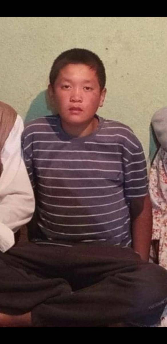 Ассалому алейкум жаамат  Ушул бала Издейбиз! 
Оштон болот, Бел-Өрук  айылынан  болот ушул бала 8 күндөн бери жок, үйдөн чыгып кеткен боюнча дайынсыз, Камаздарга түшүп Таш-көмүр, Кара-Көл, Токтогулга келген экен коргон билген туугандар болсо 0501892024 номерге  кайрылып койунуздаар сураныч, былтыркы сүрөтү бираз үзүрү бар!