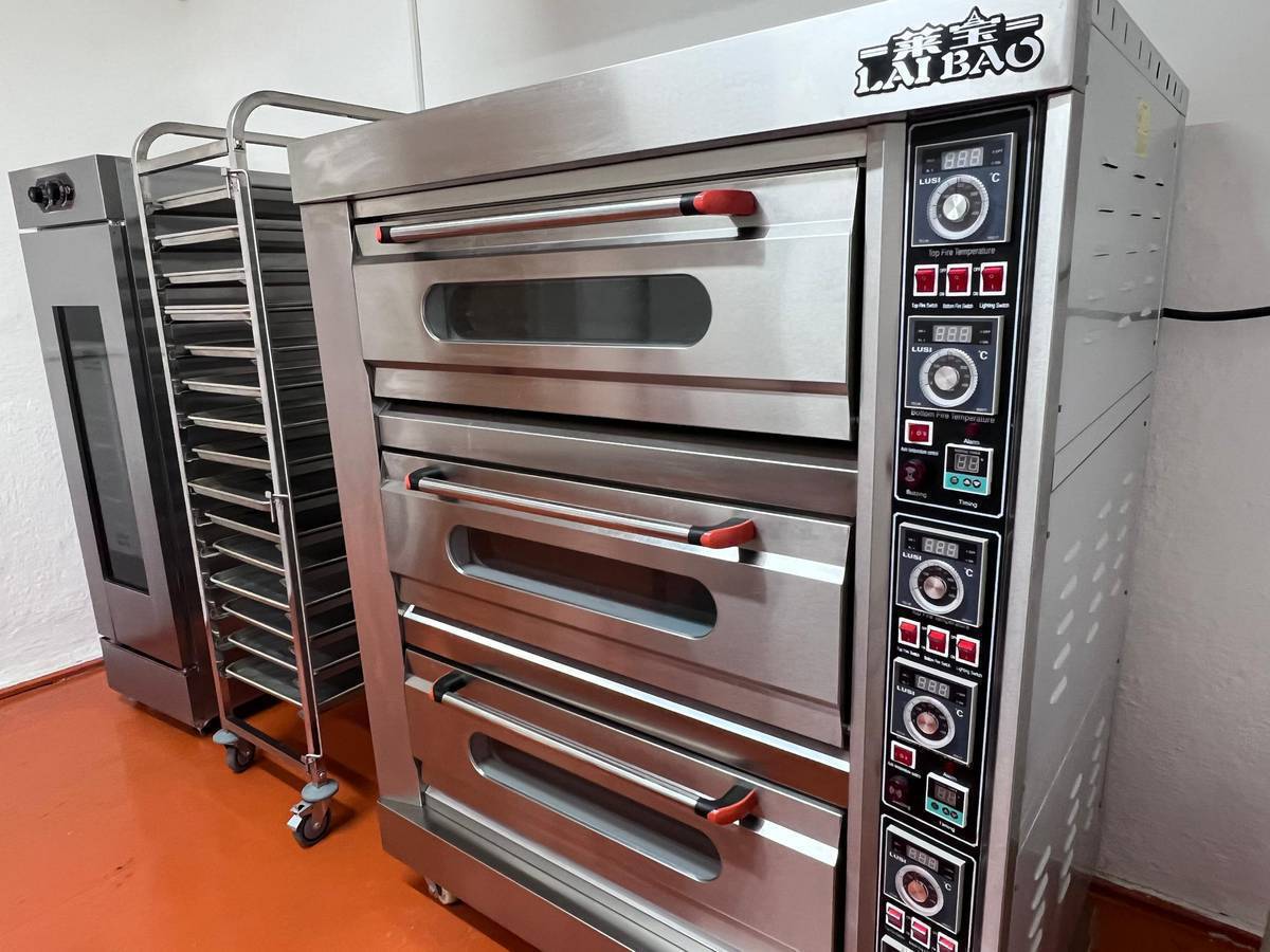 🔥 Айымдар учун 2 ай пайдаланылган даяр бизнес сатылат! 🔥 Нан жана ар кандай выпечканын түрлөрүн жасоого толук жабдылган аппараттар сатылат.
Бардык керектүү жабдуулар бар, иштөөгө даяр.
✔ Нан
✔ Самсы
✔ Пирожки
✔ Булочка жана башка выпечкалар.
Баасы келишим аркылуу.
Кызыккандар жеке (0700) 77-76-96 телефон аркылуу байланышса болот.                                                Курулуш кылганга 1 салар, тилдиргенге ылайык теректер сатылат тел: 0700 77-76-96