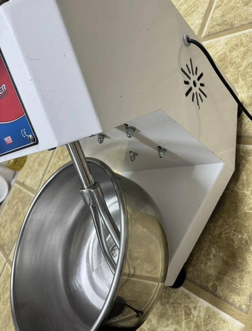 ​Тестомес (камыр жууругуч) сатылат!
​Маркасы: Lider (Түркияда чыгарылган)
​Абалы: Абдан жакшы, таза иштетилген.
​Өзгөчөлүгү: Катуу жана жумшак камырдын бардык түрүнө ылайыктуу. Сапаттуу материалдан жасалган, иштешине сөз жок.
​Баасы: 40 000 сом.
​Дареги: Токтогул
​Байланыш: 0706596559
Түшүү жолу болот
10 кг