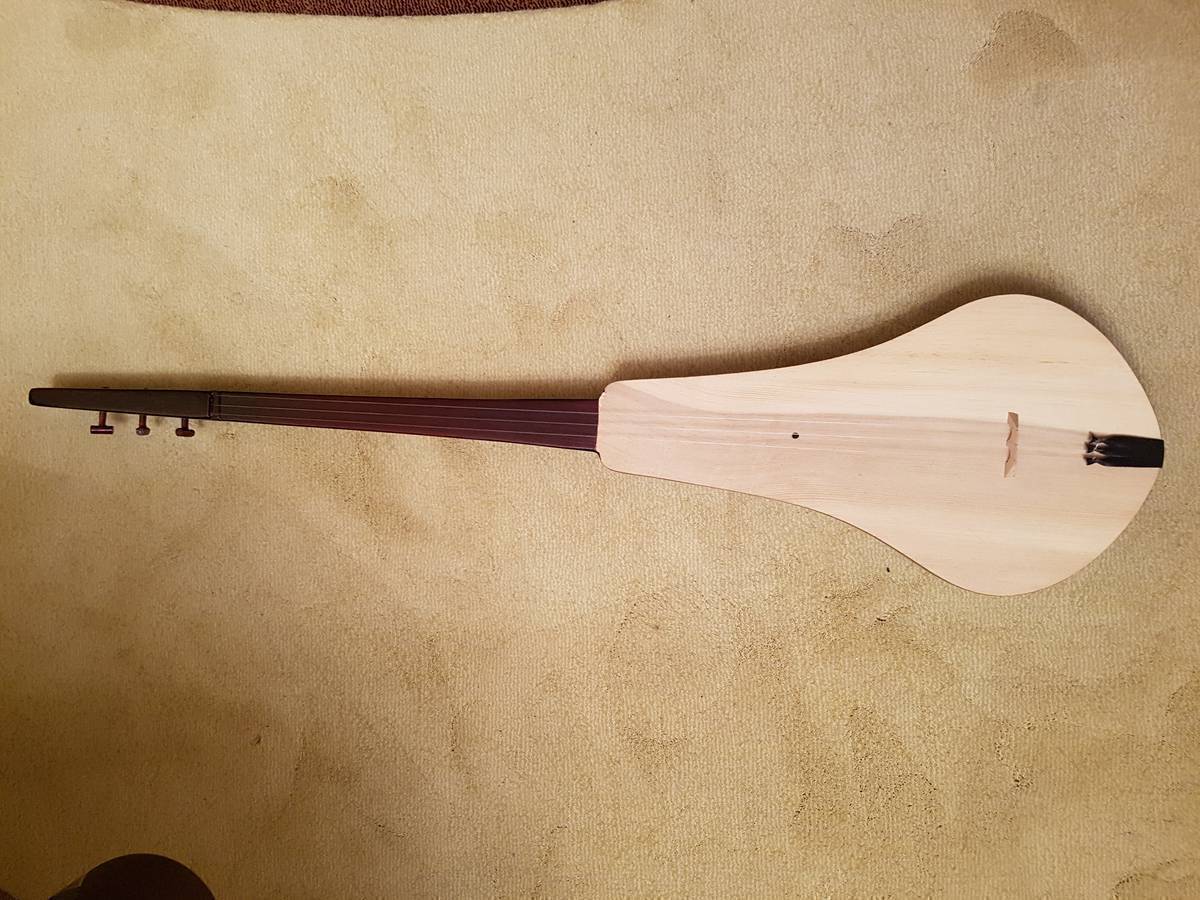 Комуз алам, керек эле ким сатат