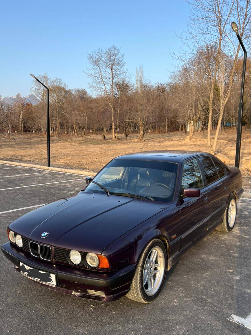 🚘 BMW E34 525 — абалын түшүнгөн адамга ылайык машина.
2.5 Vanos — экономичный, тартуусу жакшы мотор.
Коробка так, идеал иштейт.
Ходовка жаңы жасалган.
Дыбы-дып, бардык жагы ордунда.
Машина каралган, минүүгө даяр.

✔ 16 размер дискалары менен
✔ Жаңы кышкы шиналар кошо берилет
✔ Ичинде жакшы колонкалар
✔ Сабвуфер орнотулган

📍 Токтогул центр
650.000 сом соода бар. 
0704022020