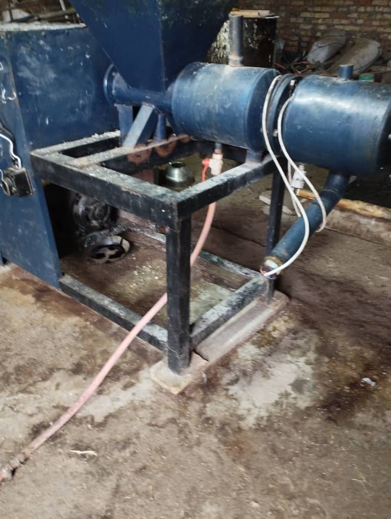 Учурда иштеп жаткан бизнес.Самын чыгарган станок сатылат бардык шаймандары (печатный ролик.камфорка печка.самын кескичи. 120л бачок.2шт паёк.жана 7000 сомдук сыръё ,кошулмалары )менен 3 фаза 220 в ко да иштейт баасы 125000 сом кеми бар, 
Самын чыгарып көрсөтүп коём
0700997365 ваттсап