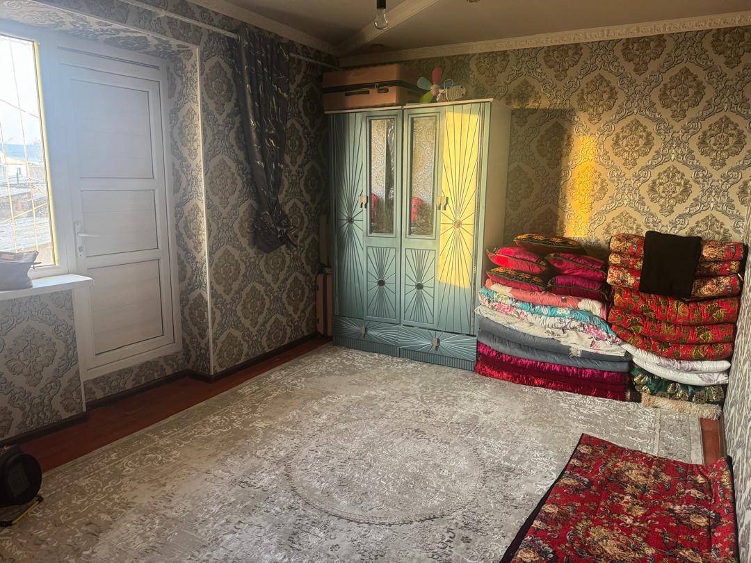 Ломоносов мектептин артында фаптын жанында этаж домдон 2 этажынан  2- бөлмөлүү Квартира
сатылат баасы келишим баада, 0500581661 ушул номерине чалыныздар