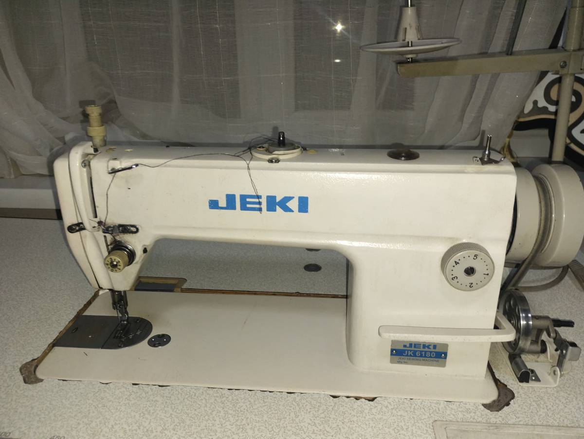 Швейная машинка сатылат арзан эле берем  3500сом