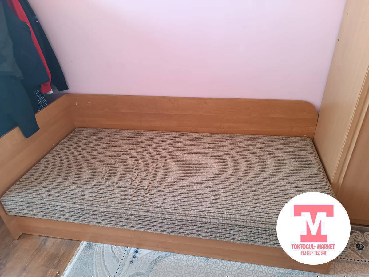 Кровать , Компьютерный стол сатылат 
Келишим баада