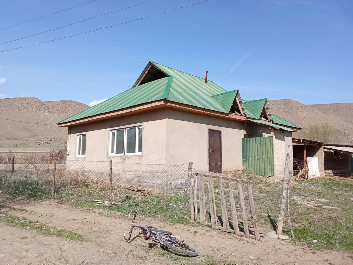 Арал айылынан толук буто элек 5 комнат там сатылат сарайы навеси менен айланасы тосулган каналдын эле алды угловой суу свет бар