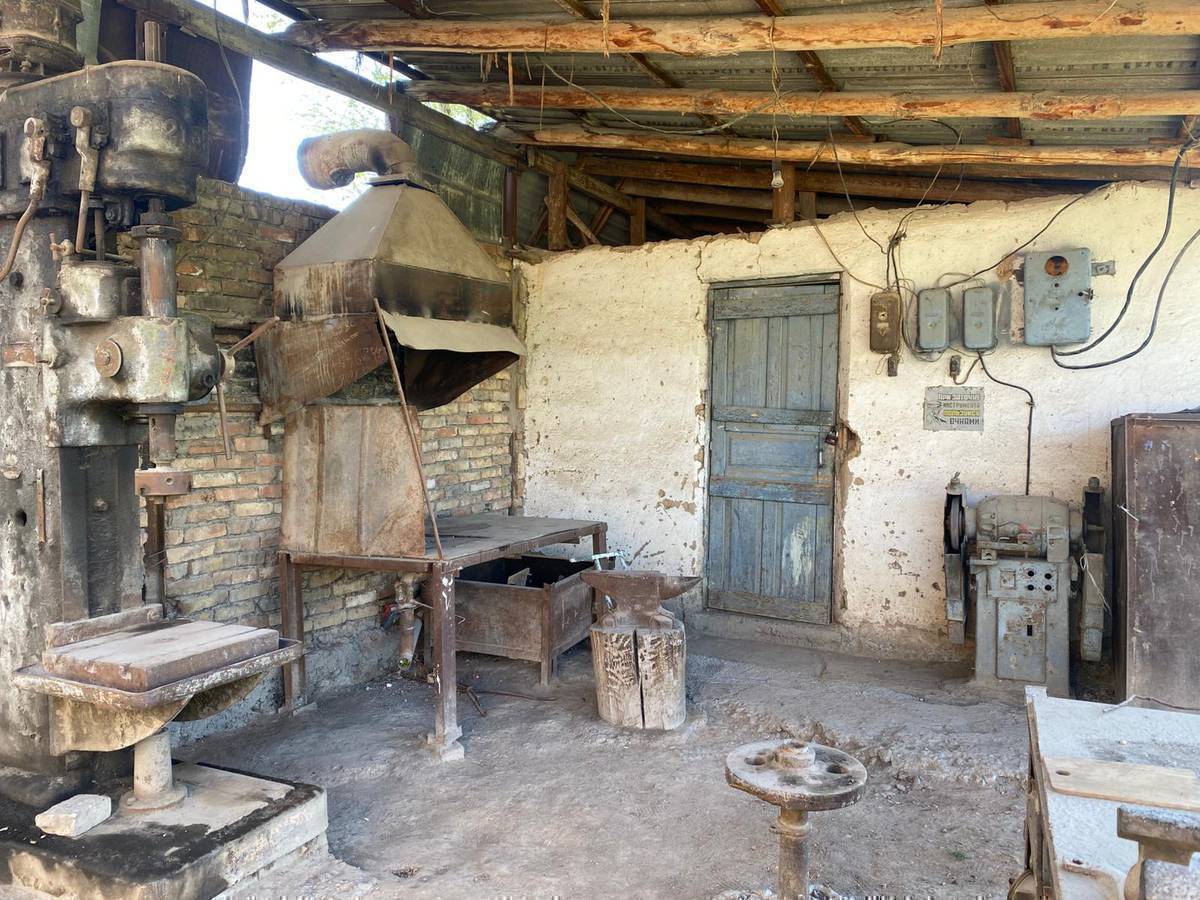 Жакшы локация Бишкек ош трссанын боюнан Сто помещения арендага берилет сварка чарык и башка станоктору менен кошо тел: 0709881996
Турдуманбетов мектептин маңдай жагы, туш тарабы!