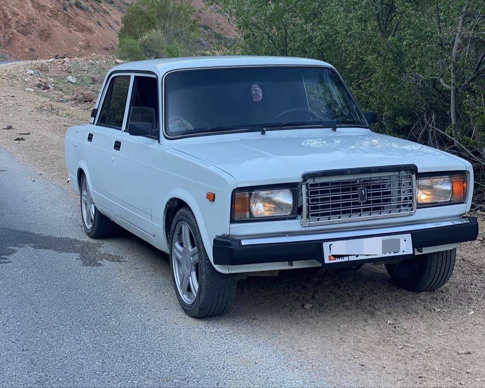 2107 сатылат
Жылы 2011
Полный шумка эшиктери 2слой,пол 1слой
Эва полик,торус диска 
Мотор,мост,коробка жакшы
Баасы 245мин сом