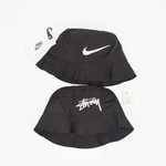 6 айлык баламдын кара панамасы машинадан тушуп калыптыр Шоро деген жазуусу бар болчу ким таап алган болсо кайтарып берип коюнуздарчы сураныч