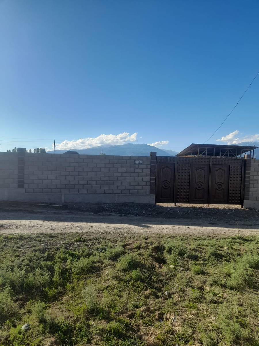 Ак Жондон жер сатылат, Кызыл китеп бар, короосу тозулган, баасы 2 млн. сом