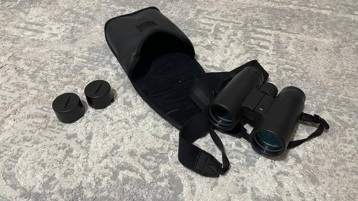 Бинокль Opticron Discovery WP PC 8x42
- Оптика: увеличение 8x, объектив 42 мм — универсальное сочетание для наблюдений днём и в сумерках.
- Поле зрения: 7.0° — широкий обзор для быстрого поиска объектов.
- Призмы: roof (DCF), маркировка GA PC.
- Просветление линз: многослойное (PC) для яркого и контрастного изображения.
- Водонепроницаемость (WATERPROOF / WP) — защищён от дождя и брызг, подходит для походов и наблюдений на природе.
- Эргономичный корпус с центральной фокусировкой и регулировкой диоптрий.
- Ремешок для ношения.

Комплектация:
- Бинокль Opticron Discovery WP PC 8x42
- Мягкий чехол с клапаном на липучке
- Крышки окуляров (2 шт.)

Идеален для орнитологии, туризма, спортивных мероприятий и повседневных наблюдений на открытом воздухе.