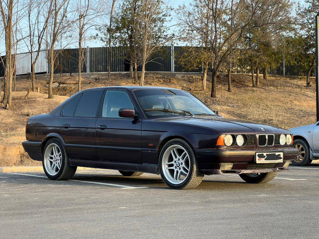 ‼️ СРОЧНО ‼️ 500.000 сом кеми бар жакшы соода болот срочно сатылат. 
🚘 BMW E34 525 — абалын түшүнгөн адамга ылайык машина.

2.5 Vanos — экономичный, тартуусу жакшы мотор.
Коробка так, идеал иштейт.
Ходовка жаңы жасалган.
Дыбы-дып, бардык жагы ордунда.
Машина каралган, минүүгө даяр.

✔ 16 размер дискалары менен
✔ Жаңы кышкы шиналар кошо берилет
✔ Ичинде жакшы колонкалар
✔ Сабвуфер орнотулган

📍 Токтогул центр
0704022020