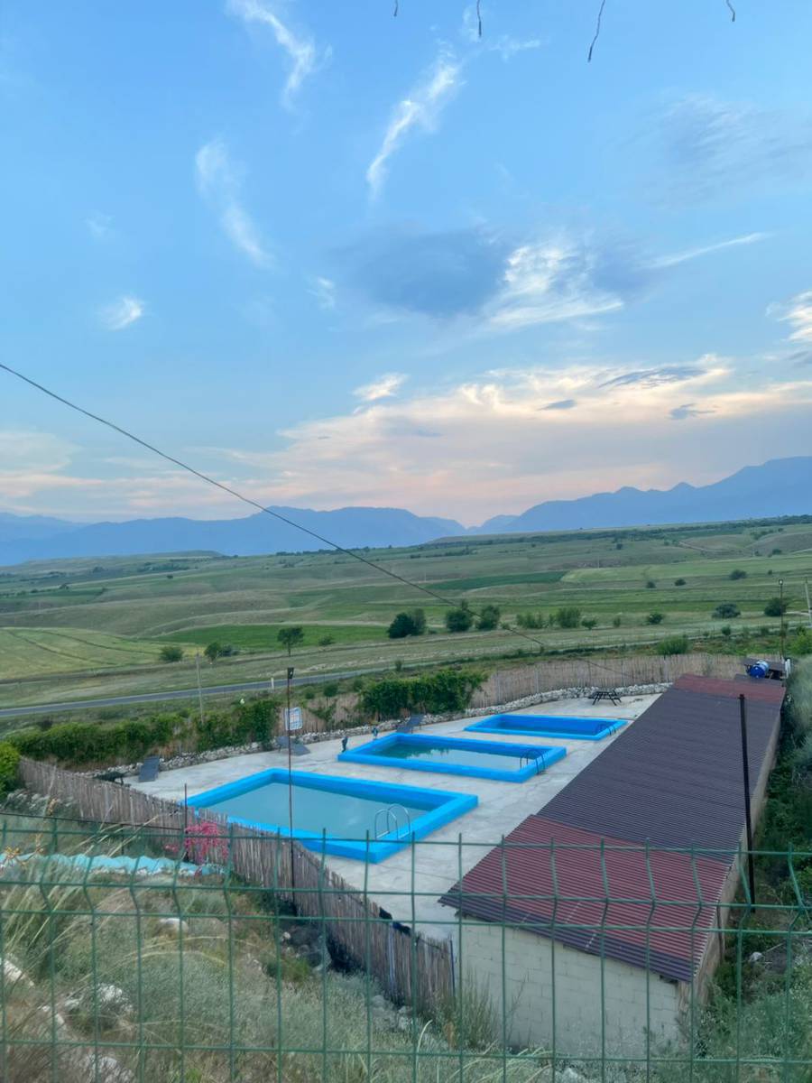 🌿🏊‍♀️ Бүркүт Чынар Кафе & Бассейн 🏊‍♂️🌿
Жайдын ысык күндөрүн салкын бассейнде өткөрүп, андан соң даамдуу тамактардан ырахат алыңыз!
💦 Таза жана жайлуу бассейн
🍽️ Даамдуу улуттук жана европалык ашкана
☕ Ар түрдүү суусундуктар
👨‍👩‍👧‍👦 Үй-бүлө жана достор менен эс алууга эң сонун жай

✨ Жагымдуу атмосфера, кооз жаратылыш жана унутулгус эс алуу — баары Бүркүт Чынарда! ✨

📍 Келиңиз, эс алуунун даамын биз менен сезиңиз! 🌿💙