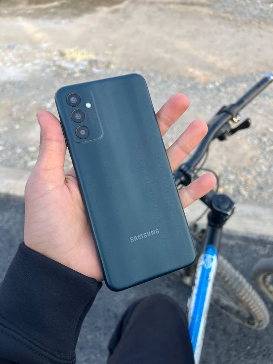 Samsung f13 📱
Память : 64GB 
6000 мач батерея 🔋
Состояние идеал ✅

Баасы : 7000 сом 🤝
