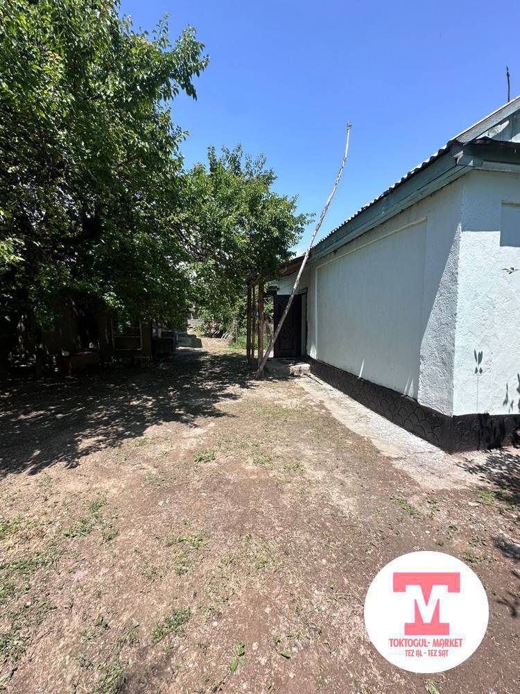 Токтогулда 6 м/райондан 4 болмолу уй сатылат. Времянкасы бар толук бутпогон. Суусу бар,каналга да жакын огород учун. Жемиштери бар банясы сарайы комурканасы да бар,бирок эски.Whatsappтан кана байланыша аласыздар.