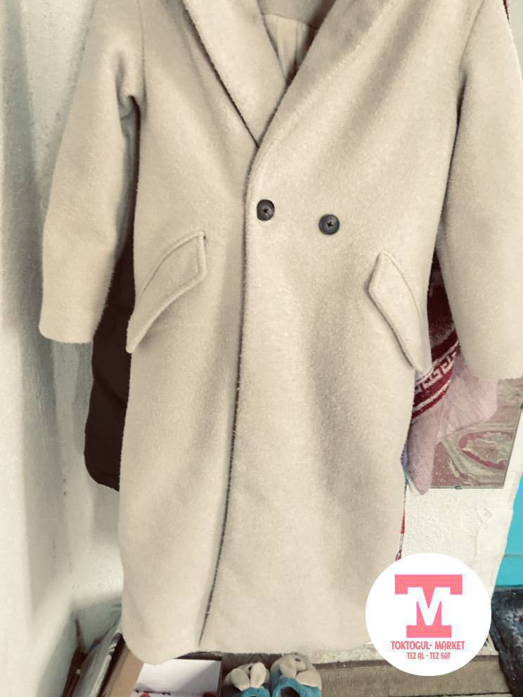 ✨ Цвет — благородный молочный (айвори). Нежный, тёплый оттенок, который смотрится дорого и элегантно. Не ярко-белый, а мягкий кремовый — подчёркивает женственность и подходит под любой образ.

🧥 Пальто от Bershka — качество шикарное, материал плотный и тёплый. Отлично держит форму, выглядит аккуратно и стильно. Теплее спортивки, но не тяжёлое — как раз на весну или прохладную погоду сейчас.

🎁 Идеальный вариант на подарок к 8 марта — нежный цвет, универсальный фасон, носится красиво и смотрится намного дороже своей цены. Продаю только потому, что срочно нужны деньги.
———
Если сами придёте могу скидку сделать большую