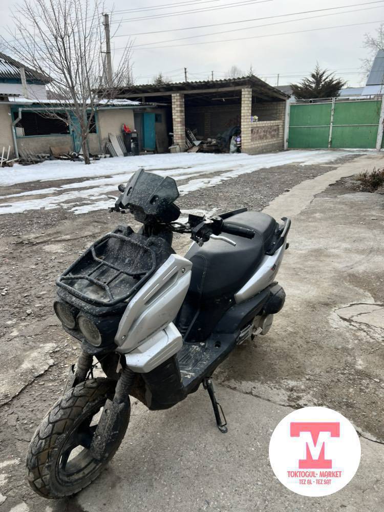 скутер сатылат!! матор жакшы тутобойт инжектор!!!  на ходу келишим турдо