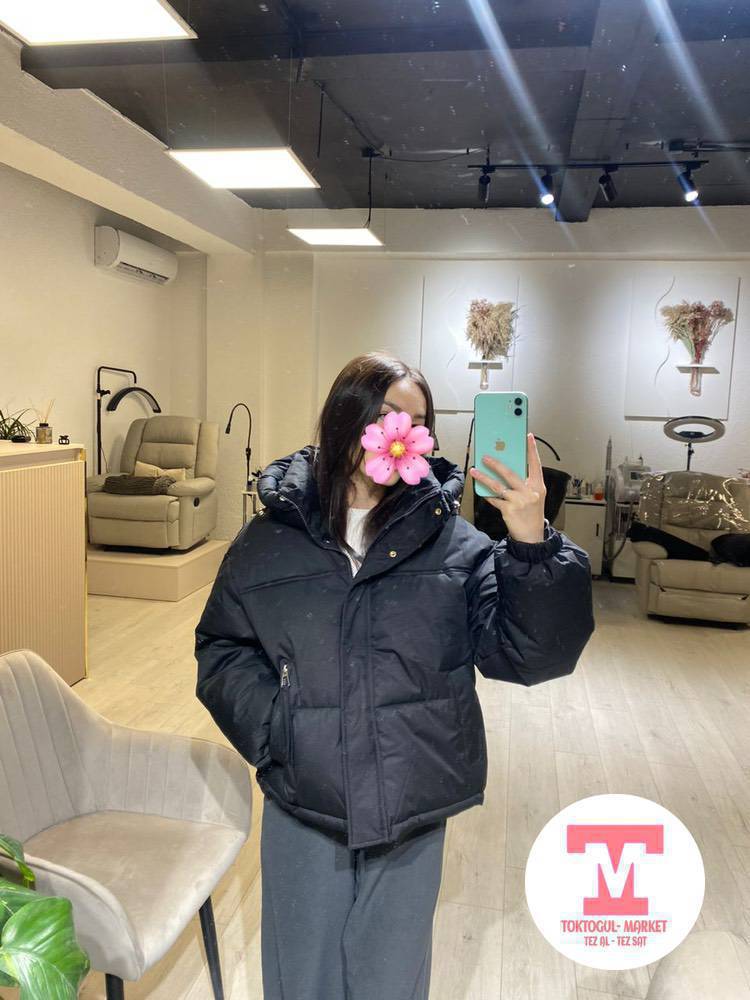 Утеплённая женская куртка-пуховик черного цвета.