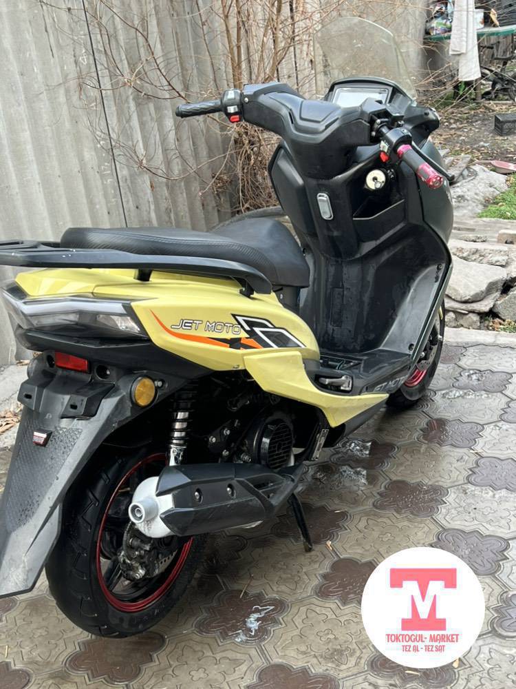 Скутер сатылат Н Макс. 180 куб Абалы ото жакшы  прабеги 4600 бензин менен журот матор каропка нахаду эки шлем кошуп берем Бир шлем навошниги менен алам десестер доставка бар баасы 50000мин Кеми бар