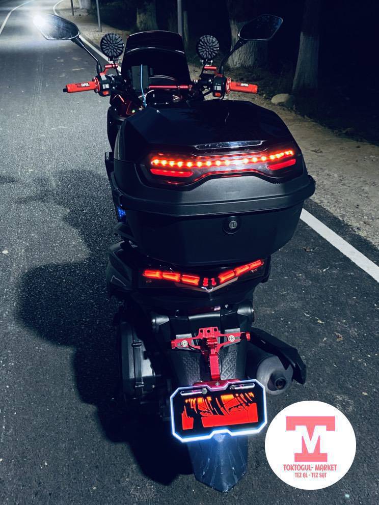 Продается тюнинговый скутер!!!
Скутер готов всех разнести своим красотой, мощьным двигателем и конечно же цепляет каждую девушку, такой образ собирал чисто для себя.
В подарок добавлю такие как:
Шлем с наушником, Жилет для холода и перчатку.