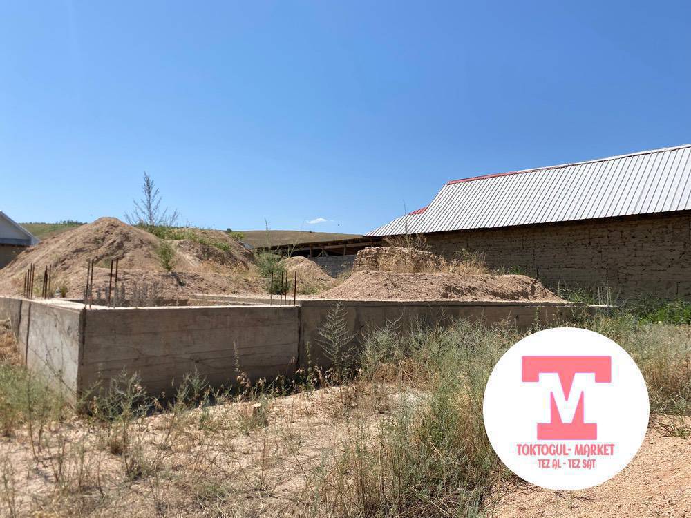 Ак жондон участок жер Саты лат фундамент и 
Менен 2 чи кочо Касымов подвалы менен фундаментин Узуну 13/12 ки келип коруп содалашсак болот