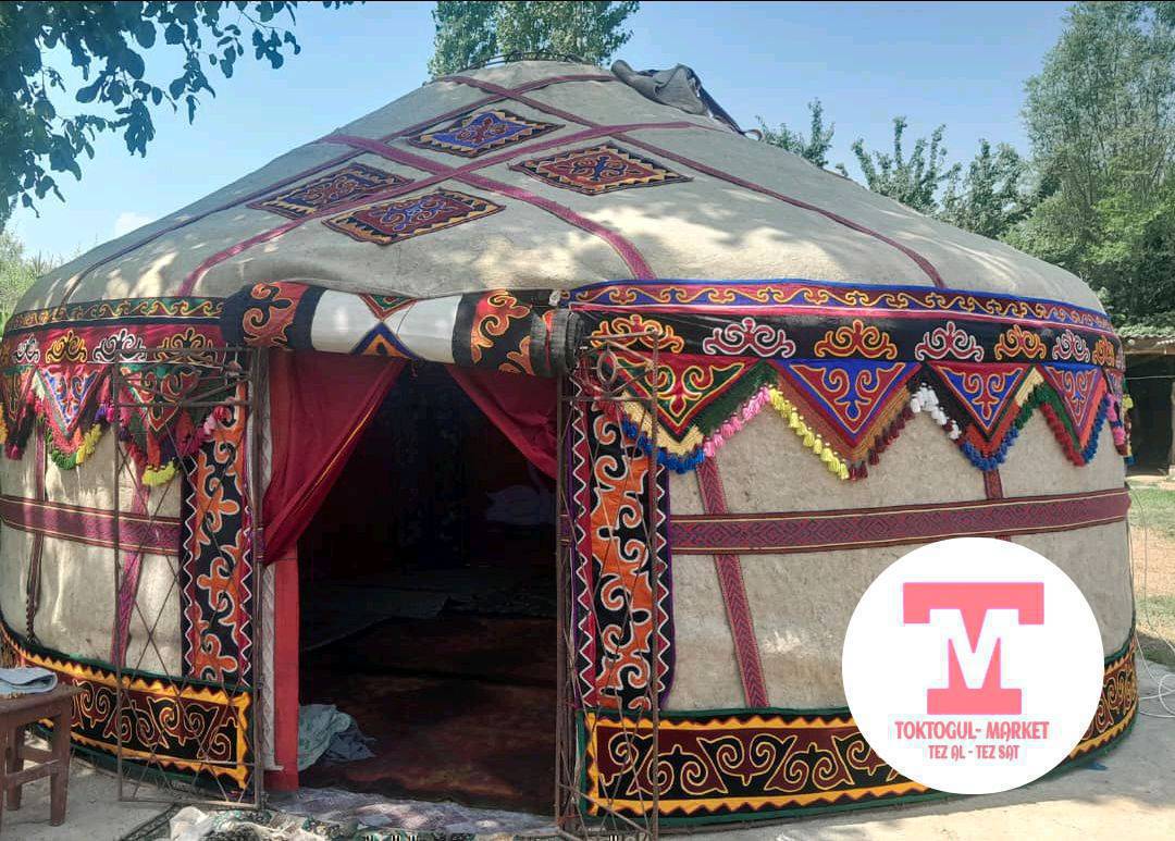 Боз үй сатылат.4 туштурдук, 2кийиз шырдактарын кошуп берем, бут жасалгасы жакшы. Баасы 200000 миң