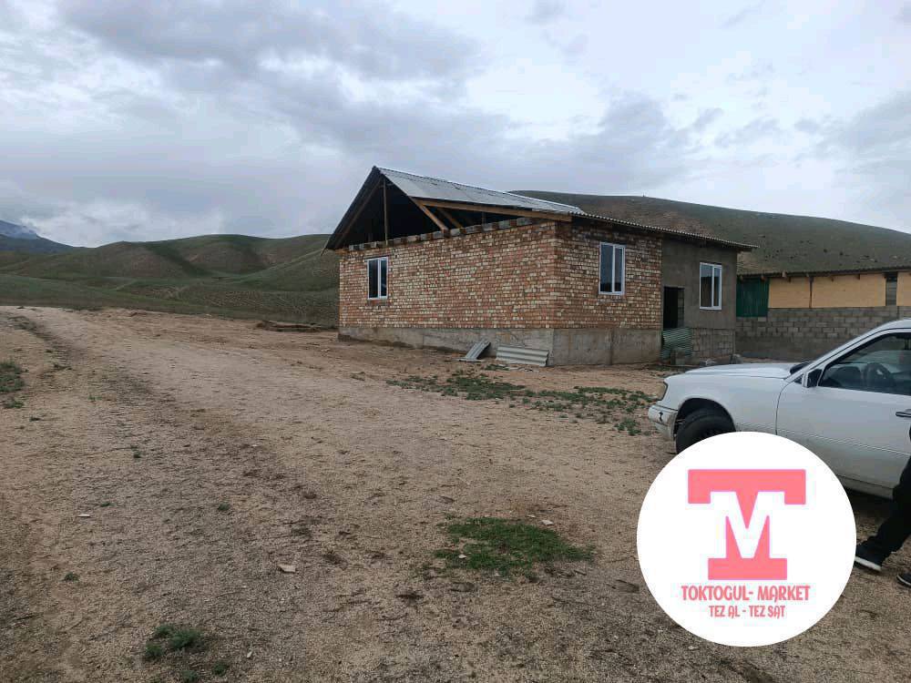 кайтактан жаңы бүткөн там сарайы менен сатылат тамдын узун туурасы 10/10 сарайдын узуну 25 турасы 10 документтитак суу бар баасы эки миллион 500  миң сүйлөшү жолу болот срочно