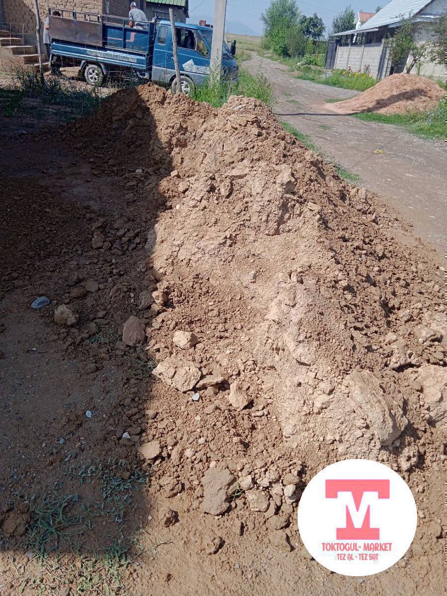 Таласбай Камбар ата көчөсүнөн,бекер топурак алып кетсеңиздер болот.
 Бир камаз бар.