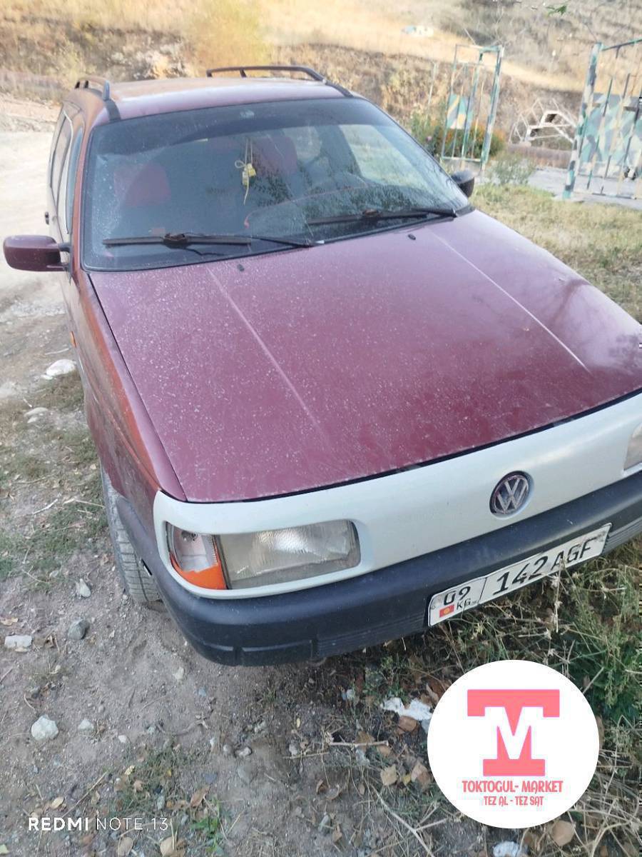 Volkswagen Passat Variant (универсал) 1993года

Основные характеристики:
- Кузов: универсал, бордовый цвет, рейлинги на крыше для крепления багажника
- Двигатель: 2.0 (шильдик 2.0 на крышке багажника)
- Привод прицепа: установлен фаркоп
- Оптика: прямоугольные передние фары, задние фонари классического образца Passat B3/B4
- Колёса: стальные диски
- Экстерьер: пластиковые молдинги по периметру, чёрные бамперы
- Прочее: тонировка задних стёкол, стеклоочистители, зеркала в цвет кузова

Практичность:
- Просторный багажник универсала, удобный для семейных поездок и перевозки грузов
- Рейлинги и фаркоп расширяют возможности для буксировки и установки багажных систем

Отдельные детали по фото:
- Передний бампер светло-серого/чёрного цвета
- Заднее стекло с наклейкой, присутствует третьий стоп-сигнал
- Государственные номера KG на авто.