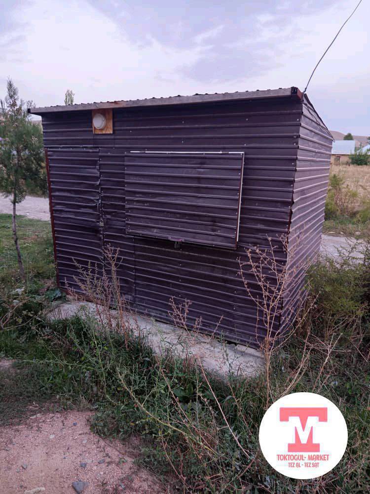 Магазин сатылат. узуну 3 метр, туурасы 2 метр, бийиктиги 2,30. ичи жылууланган. баасы 50 миң