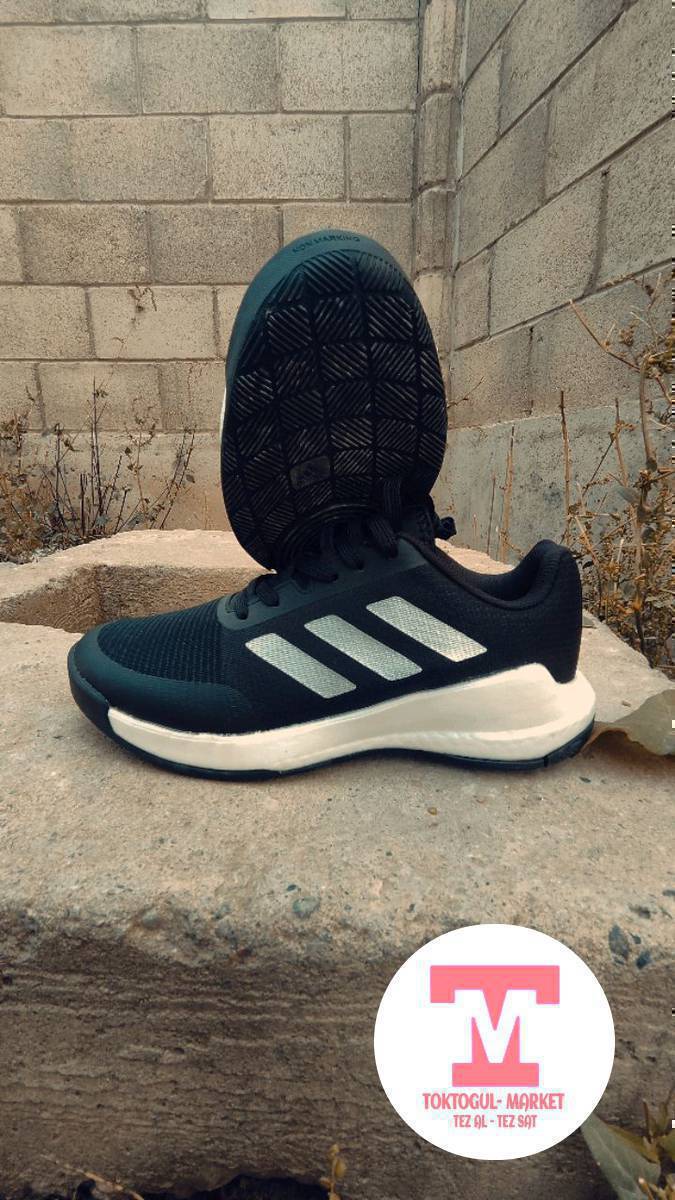 Спортивный оргинал adidas бут кийим сатылат!!!
Размер турамес келип калды ошого эле сатып жатам касяктары жок!
Размер : 42 
Баасы : 3200 
Ватсапка жазгыла!!!