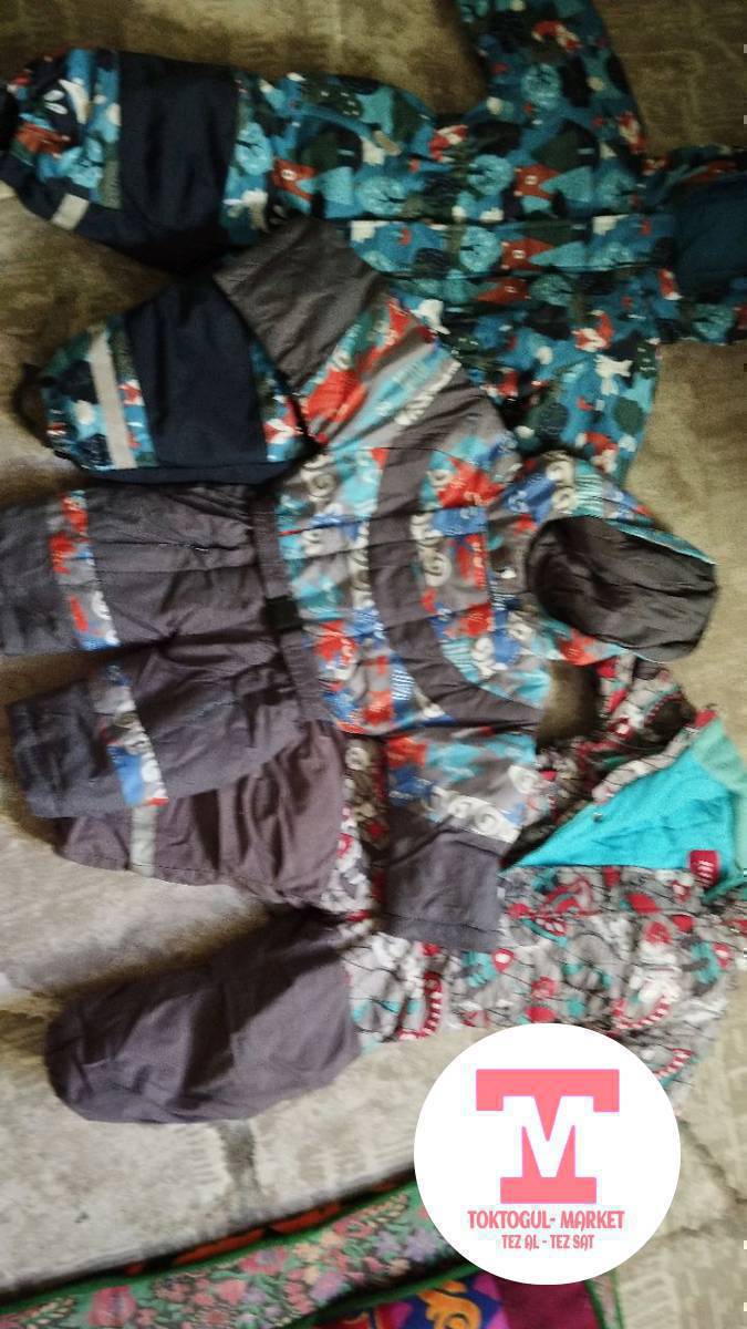 зимний детский  бир кыш кийилген комбинезондор сатылат эркек балдарга ылайык учоону ар бирин 500сомдон берем 6айга чейин 1,5жашка,2,5жашка чейин үчөө
Россиядан алганбыз качествосу аябай жакшы калың