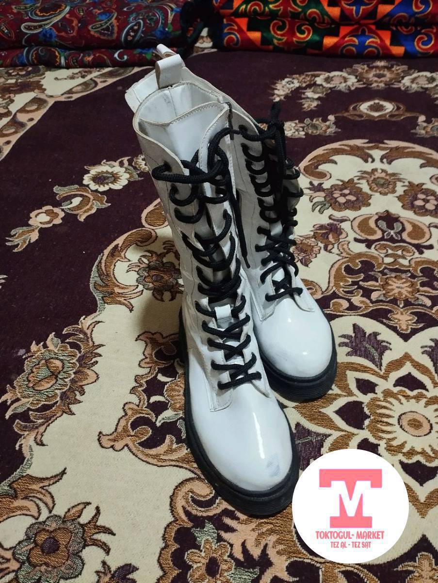 ушул Бут кийим сатылат арзан эле берем Масквадан алгам кымбат алгам кийилген жок уйдо жон эле жатат размер 36