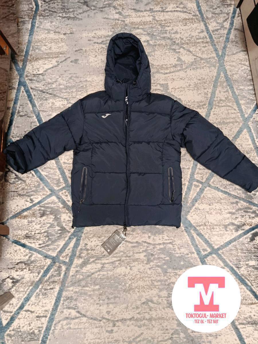 Ушул куртка сатылат срочно жаңы эле алгам кийиле элек 4000 сомго алгам срочно  болгону сол тарабында айрылган жери бар 3000сом