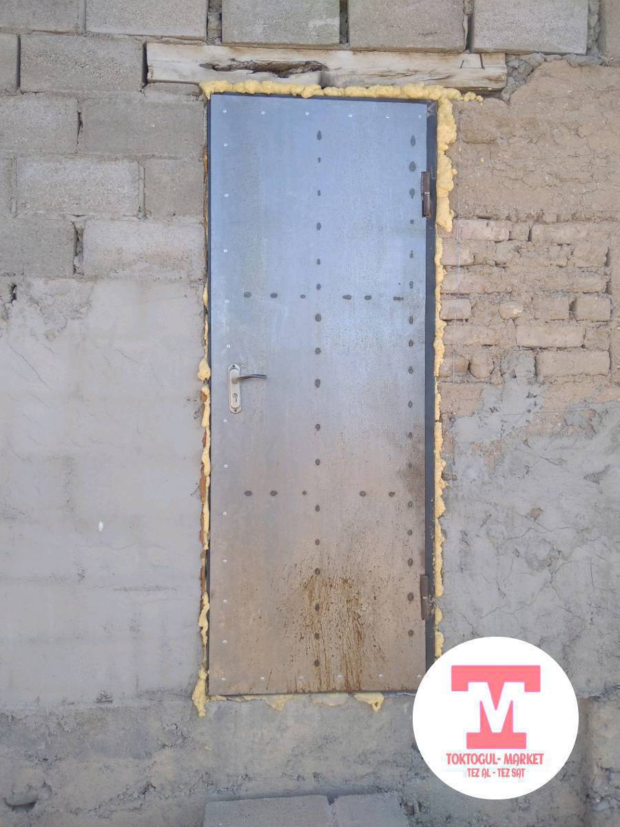 Ушул темир эшик сатылат ортосу базалит менен жылууланган, размери 2 м.*77 см. келишим баада