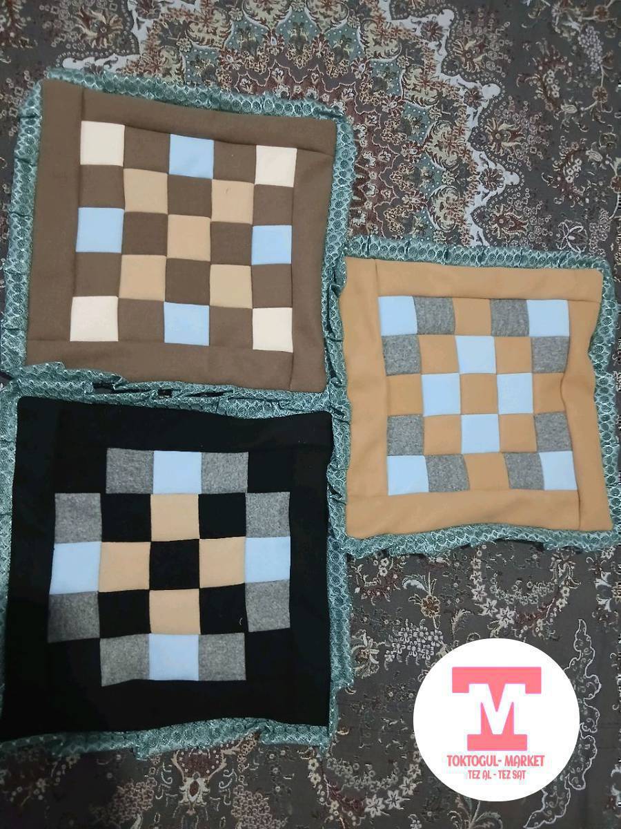 саламатсыздарбы ушул падушкалар сатылат базардагыдан бир аз кичирак .Арты замок, кара менен курон свети 6шт, берки 8шт алам дегендер ватсаптан жазыныздар