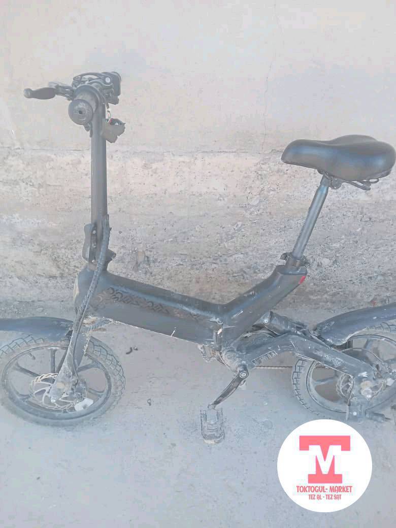 Ушул вело скутер сатылат абалы жакшы велосипед Бишкекте алам дегендер болсо алдырып берем зарядка уч кунго жетет